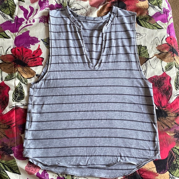 Lululemon Yogi Cut Off Tee - Picture 4 of 7